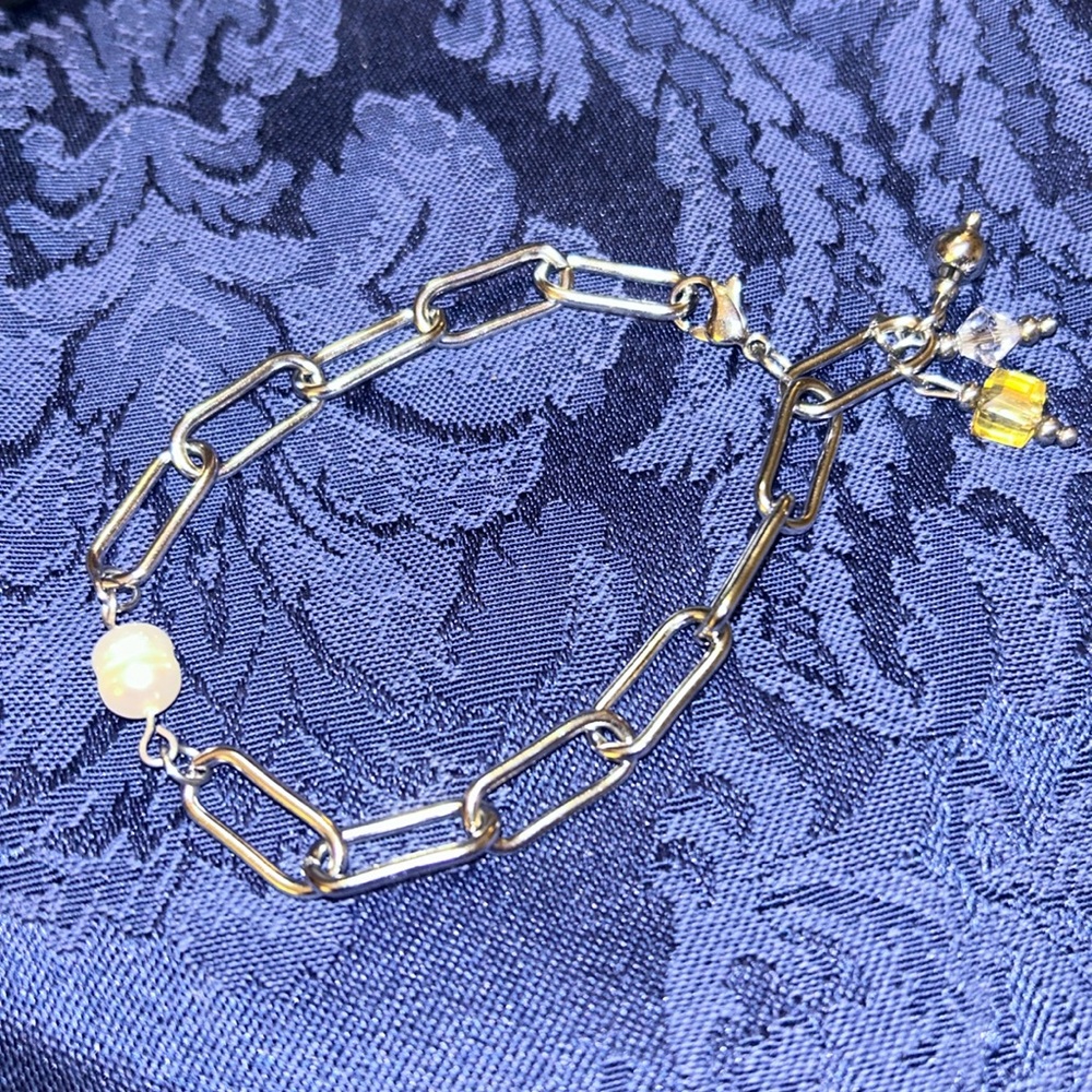 Silver and White Chain-Link Bracelet with Minimalist Design